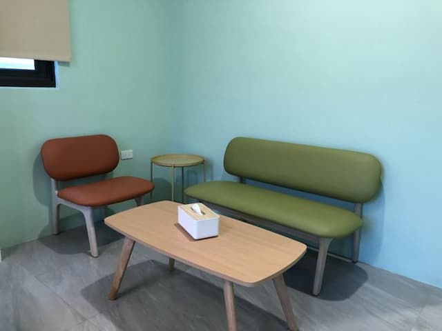 Peninsula-Warm family room-4