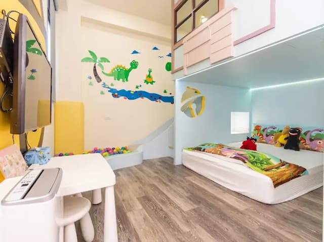 掬月童心親子民宿-Dinosaur World Slide Quadruple Room (no extra bed allowed)-1