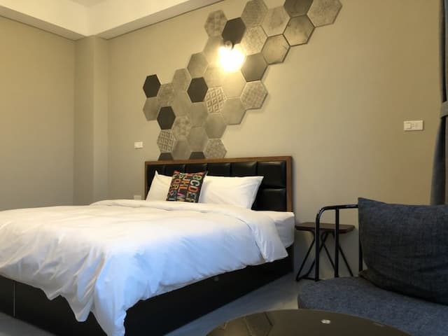 Peninsula-Minimalist double room-1