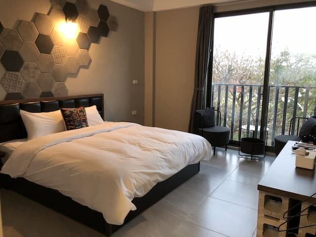 Peninsula-Minimalist double room-2