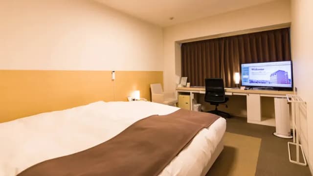 In Hollywood, it is possible to sleep together. Two single size beds are connected and arranged.