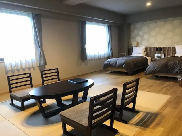 [Main building, renovated Japanese-Western style room] Recommended for families with children, seniors, and small groups.
