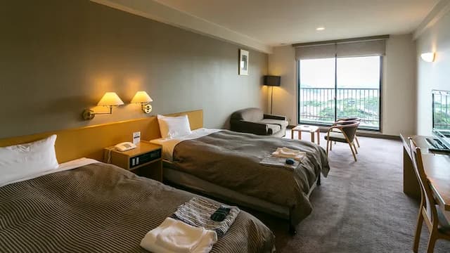 [Akebonokan twin room] Spacious twin room with a harbor view.