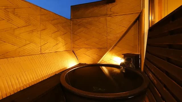 8-tatami Japanese-style room with an open-air pottery bath (example)