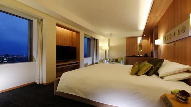 Luxe Deluxe King 44sqm / 26th floor 28th floor