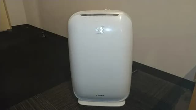 Humidifier with air purifying function