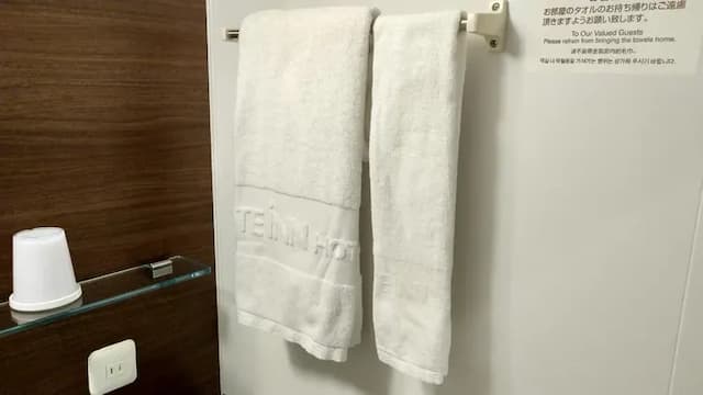 Bizcoat single bath towels and face towels are in the unit bath.