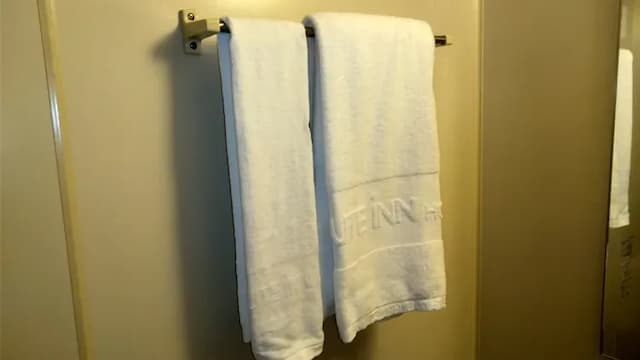 Towels are available in the unit bath.・ Face towel ・ Bath towel