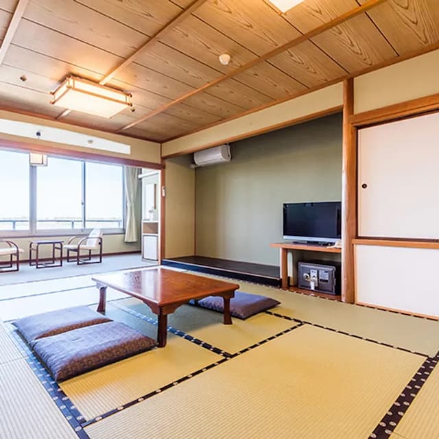 12 + 6 tatami mats (lake side)