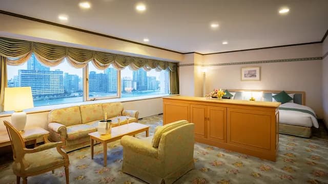 [Top floor: Semi-suite]