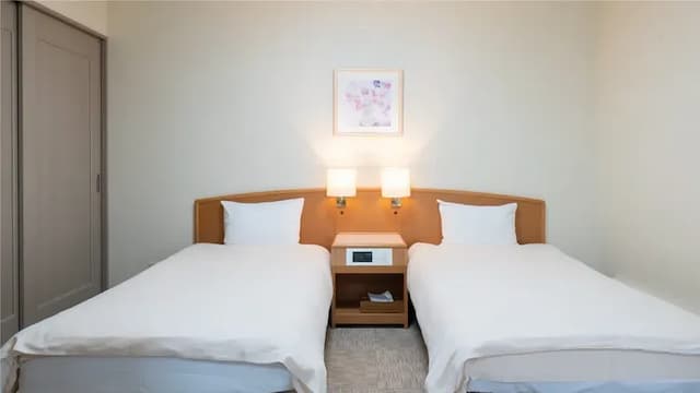 [Japanese and Western twin room (bedroom)]