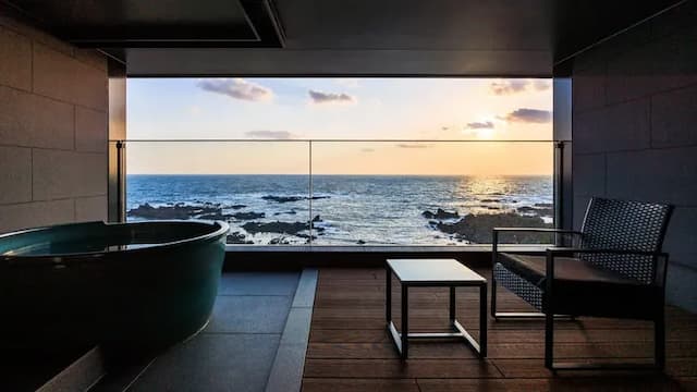 ▲Ocean terrace with open-air bath