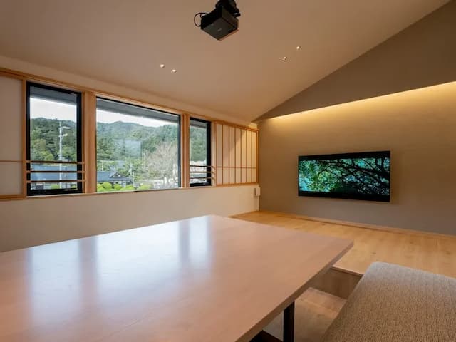 【本棟】リビング／大きな窓からは八雲山を一望！