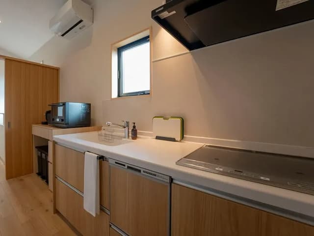 【本棟】キッチン／複数人でのご利用時にも安心、IHの3口コンロ付きのキッチン