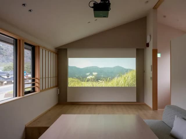 【本棟】リビング／壁一面を大胆に使用したプロジェクター