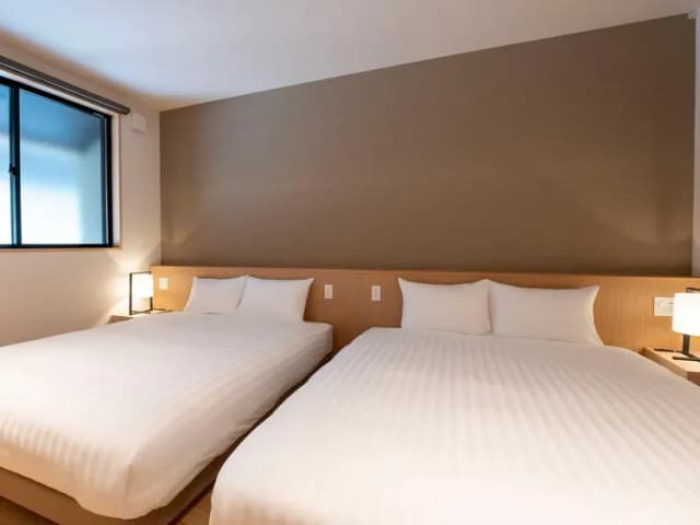 【104・105】寝室／クイーンサイズベッドの寝室でゆっくりお過ごしください。