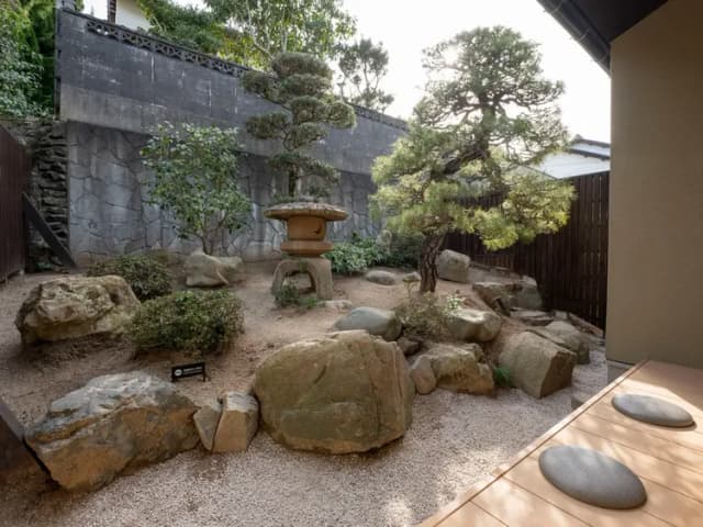 【本棟】日本庭園／昼と夜、天気で異なる表情を見せる庭園