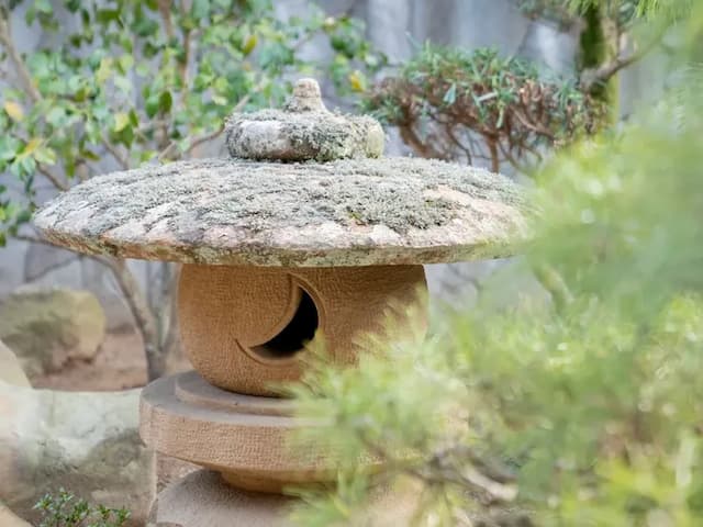 【本棟】日本庭園／灯篭や岩と松の木が織りなす、出雲庭園の風情をお楽しみください
