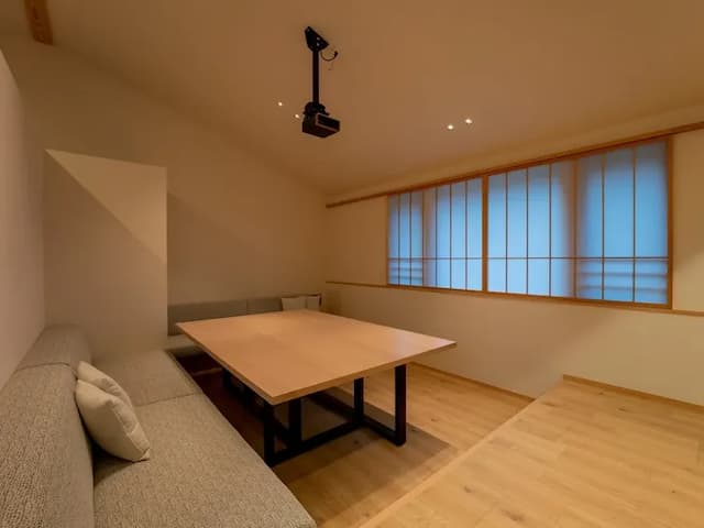 【本棟】リビング／プロジェクターを利用して映画鑑賞もおすすめです。