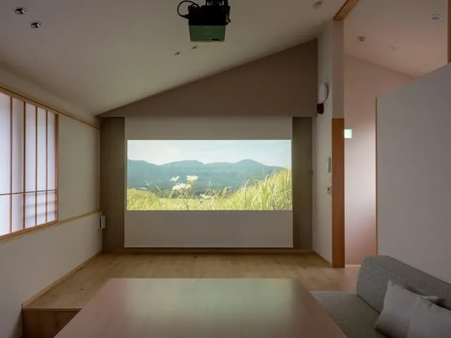 【本棟】リビング／壁一面を大胆に使用したプロジェクター