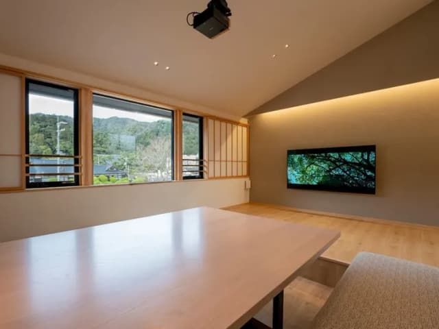 【本棟】リビング／大きな窓からは八雲山を一望！