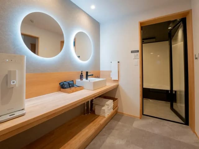 【本棟】洗面所／2名で使ってもゆとりのスペース、各種アメニティ、ウォーターサーバーがございます。