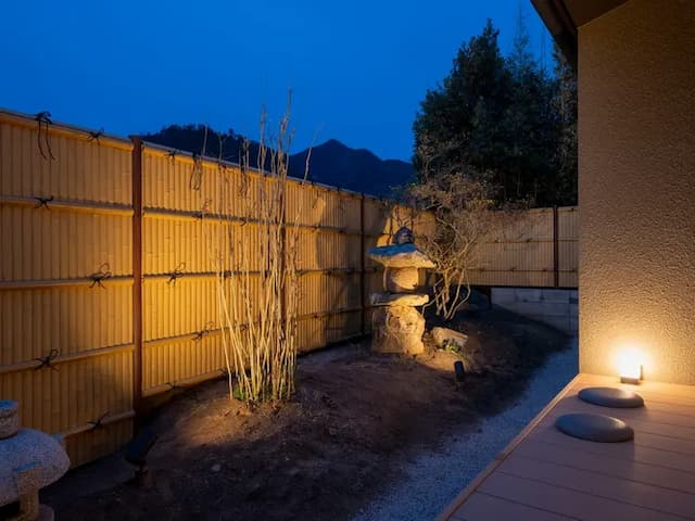 【離れ】日本庭園／昼とは異なる表情で魅せる和の趣