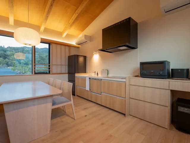 【離れ】キッチン／ダイニングとひとつの空間で料理を楽しめる設備充実のキッチン