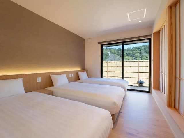 【離れ】101／窓から見える緑と和風のしつらえが旅の疲れを癒してくれます。