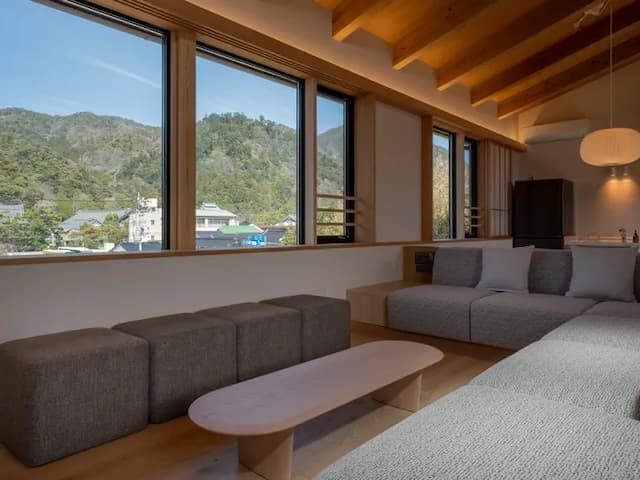 【離れ】リビング／八雲山を眺めながら過ごすゆったりとした時間