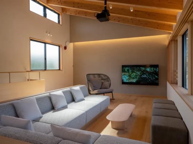 【離れ】リビング／ソファでくつろぎながら、TVやプロジェクターをご覧いただけます