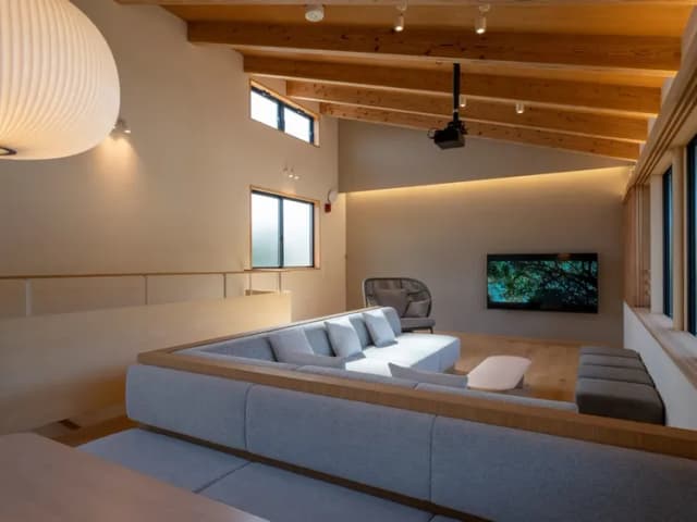 【離れ】リビング／昼間には、やわらかな日の光が木漏れ日のように差し込みます。