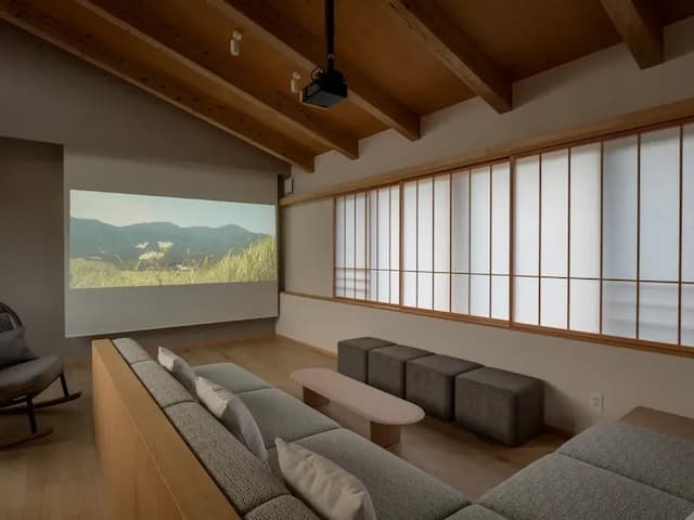 【離れ】リビング／ソファでくつろぎながら、TVやプロジェクターをご覧いただけます