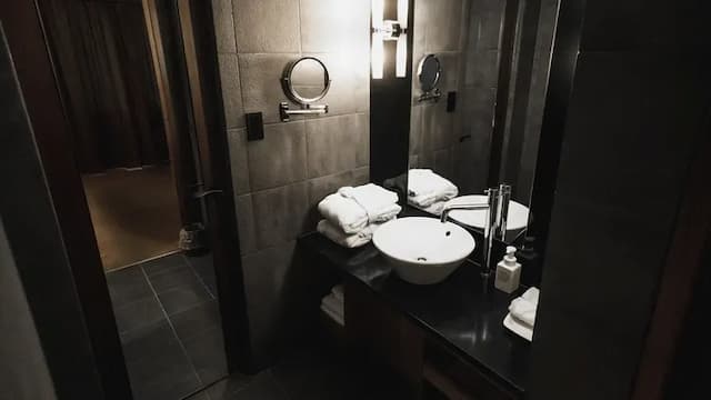 Semi-suite bathroom