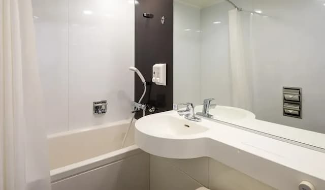 康福飯店 富山｜富山站徒歩3分/富岩運河環水公園開車4分-經濟雙人房【不挑房】-4