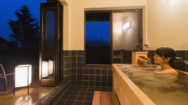 "Hinoki bath" The flowing hot spring is a high-quality alkaline hot spring with beautiful skin.