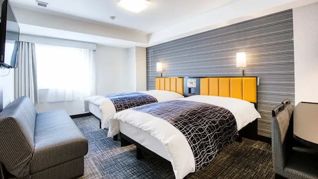 APA飯店 丸龜站前大通 |  丸龜站步行 7 分鐘-豪華雙床房 供3人使用【不挑房】-1