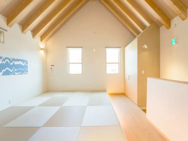 【寝室（小上がり）】外からの日差しが心地よい、小上がり(２階）