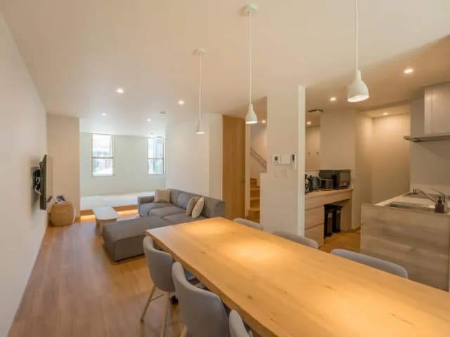 【リビングダイニング】複数人でも過ごしやすい広々としたリビングダイニング