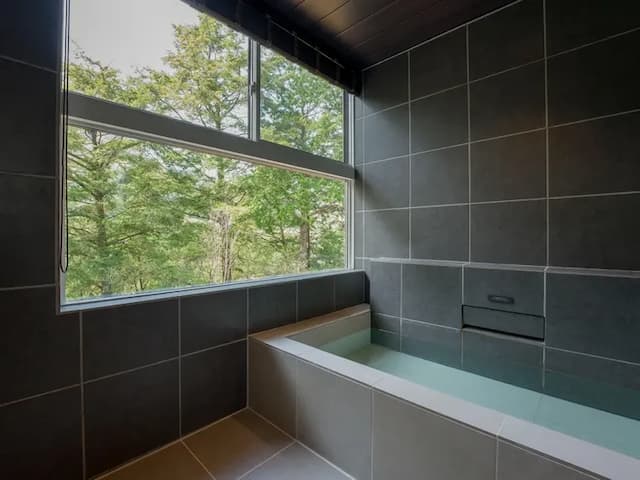 【浴室】鬼怒川の森林を感じながら、天然温泉で癒されること間違いなし