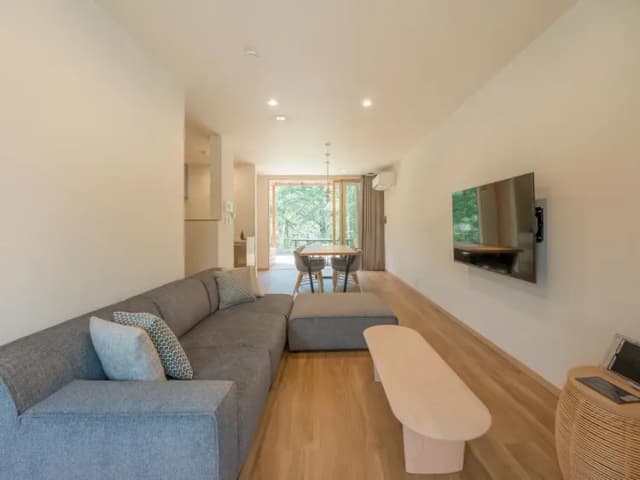 【リビングダイニング】テラスからの日差しが気持ちいいリビング。