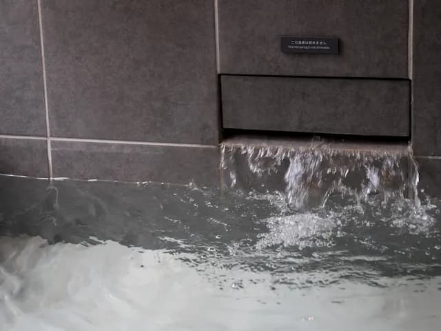 【浴室】天然温泉を贅沢に堪能。