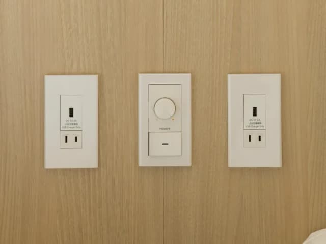 【設備】ヘッドボードにコンセント、USBポートを完備