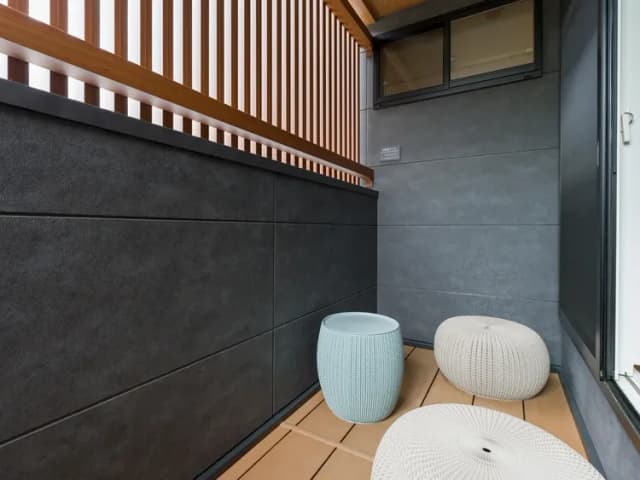 【外気浴スペース】岩盤浴ベッドや温泉で火照った体を冷ますひと時。