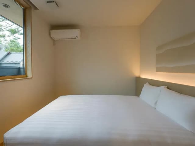 【寝室】ダブルベッド1台のベッドルーム