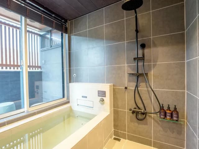 【浴室】体の芯まで温まる天然温泉。外気浴スペースでもお寛ぎください。