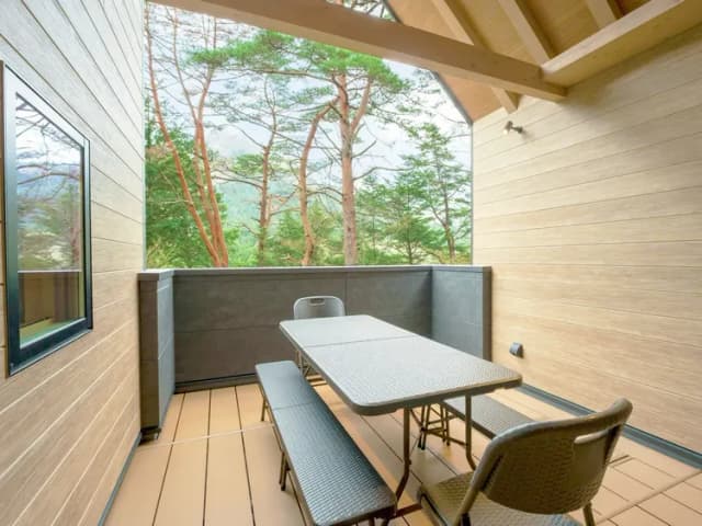 【テラス】鬼怒川のせせらぎと豊かな自然が感じられるテラスで、最高の森林体験を。