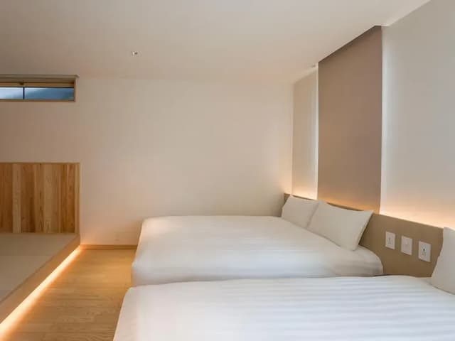 【寝室】ダブルベッド2台、畳敷きの小上がり