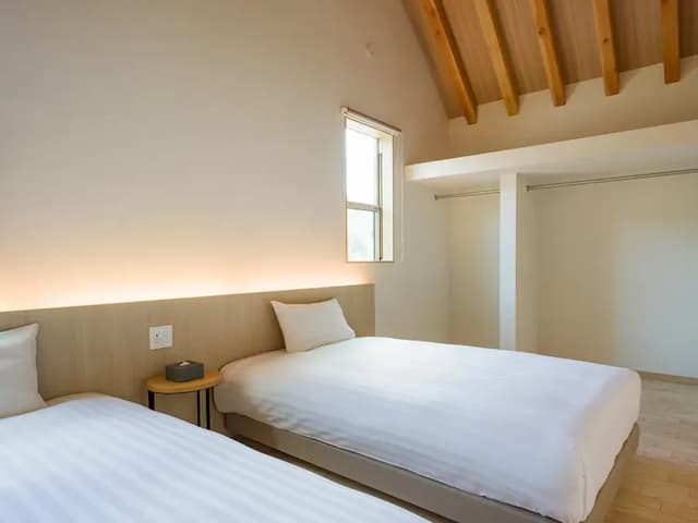 【寝室】落ち着いた雰囲気の寝室。ハンガーラックに洋服や荷物を収納いただけます。