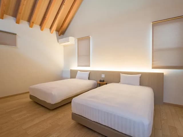 【寝室】落ち着いた雰囲気の寝室。セミダブルベッドを2台設置